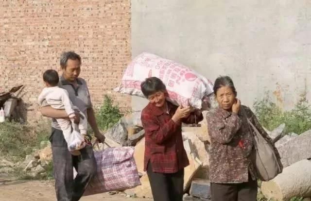  春节■在农村，30年前春节的旧照片制作