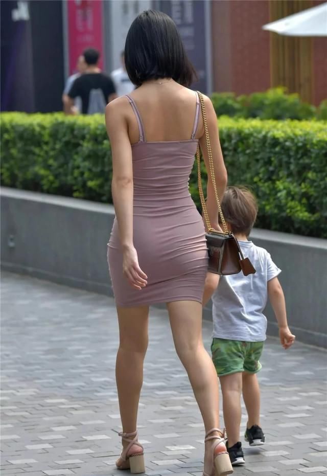  #儿子#时尚辣妈带娃逛街, 妈妈身材火辣, 儿子也很酷