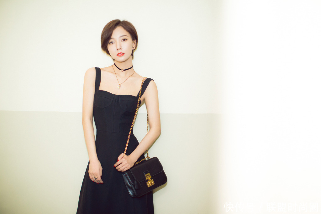 王珞丹真敢穿！全身只穿一件黑西装，搭配皮短靴却显腿粗！