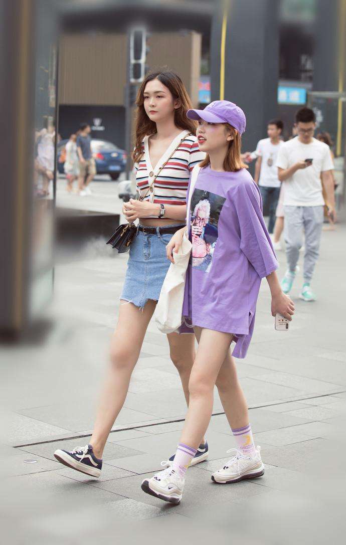 成都街拍: 感受一下叠穿的魅力 网友: 羡慕最后一个男人