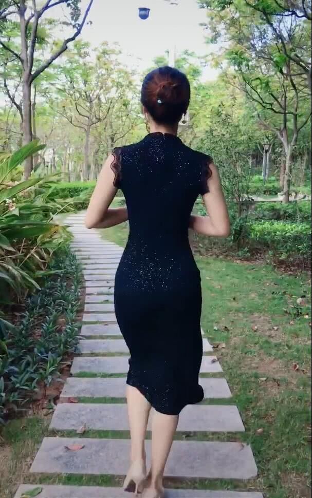  【旗袍风格】公园的旗袍美女，到底是逛街，还是秀身段?