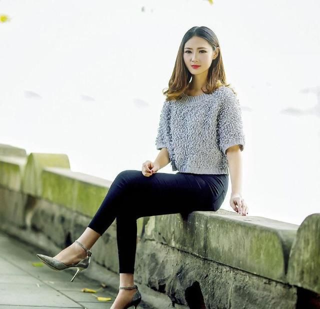 穿牛仔裤的妹子清新性感，年轻气质迷人曲线尽显