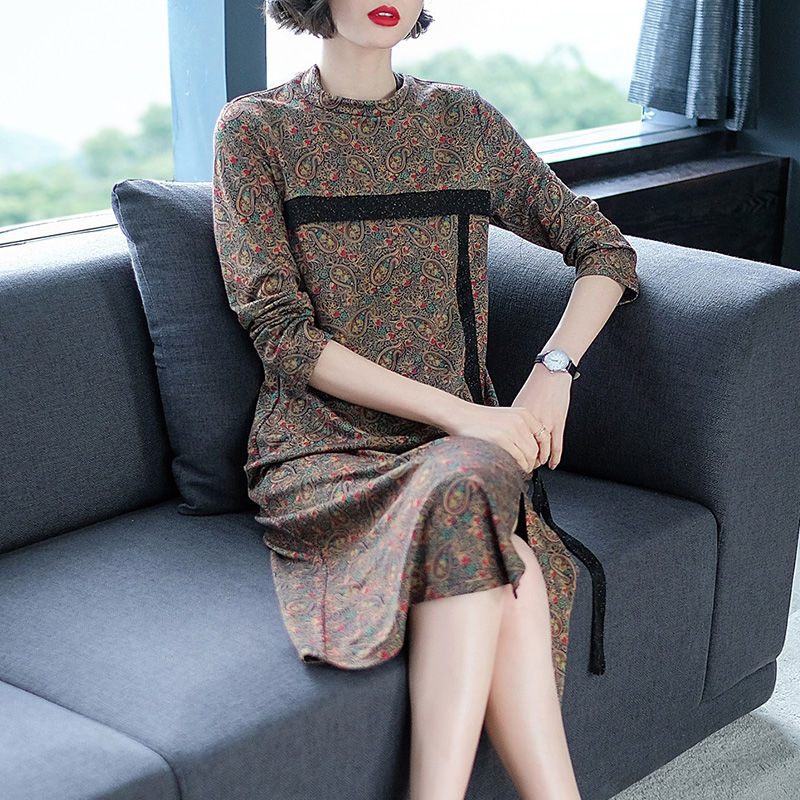 9月早晚温差大，一件洋气的秋裙，干练又不失女人味，想不美都难