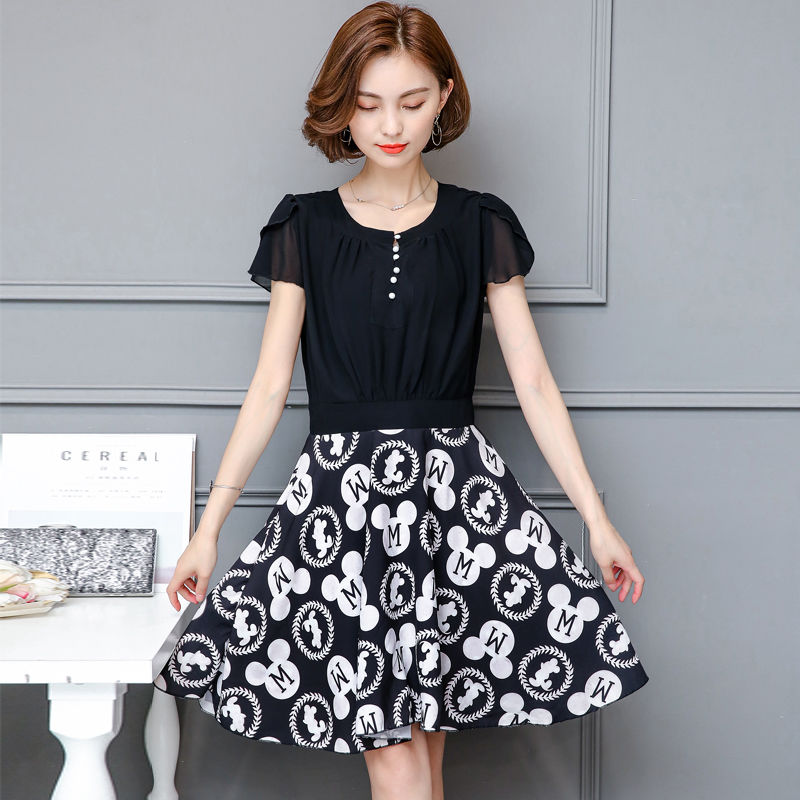 丰满的女人别穿丝袜,性感连衣裙!浓浓的女人味挡也挡不住