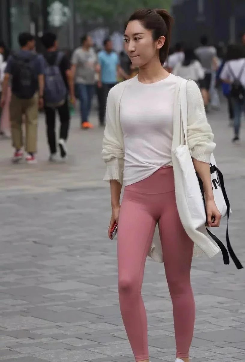 可爱马尾辫小姐姐，一袭紧身穿搭凸显火辣迷人好身材