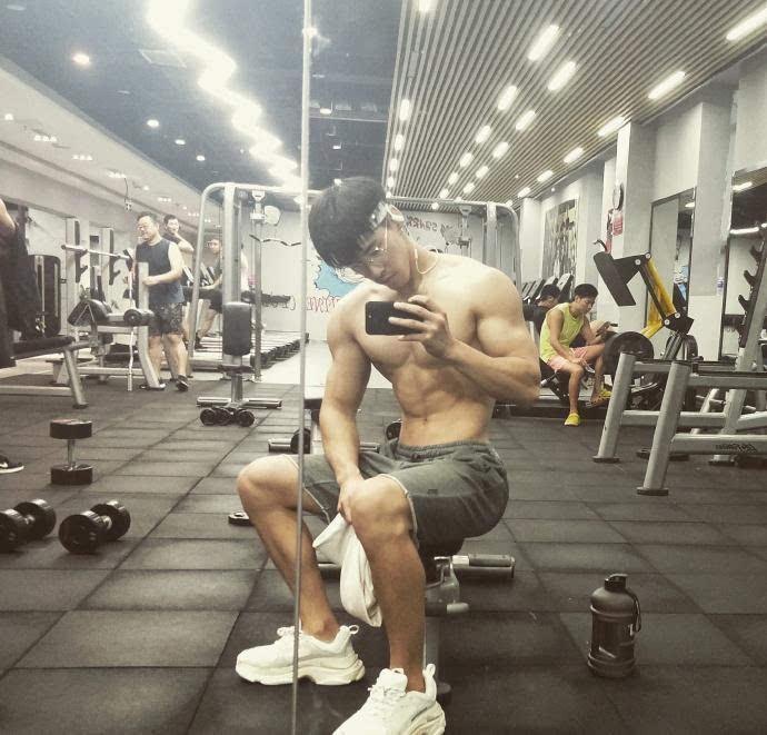 爱健身的大长腿，拥有一张明星脸，胸肌腹肌人鱼线全都有