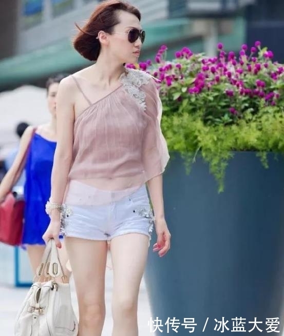  [时尚]街拍：明眸善睐的美女，豹纹连衣裙外搭外套，时尚又大气