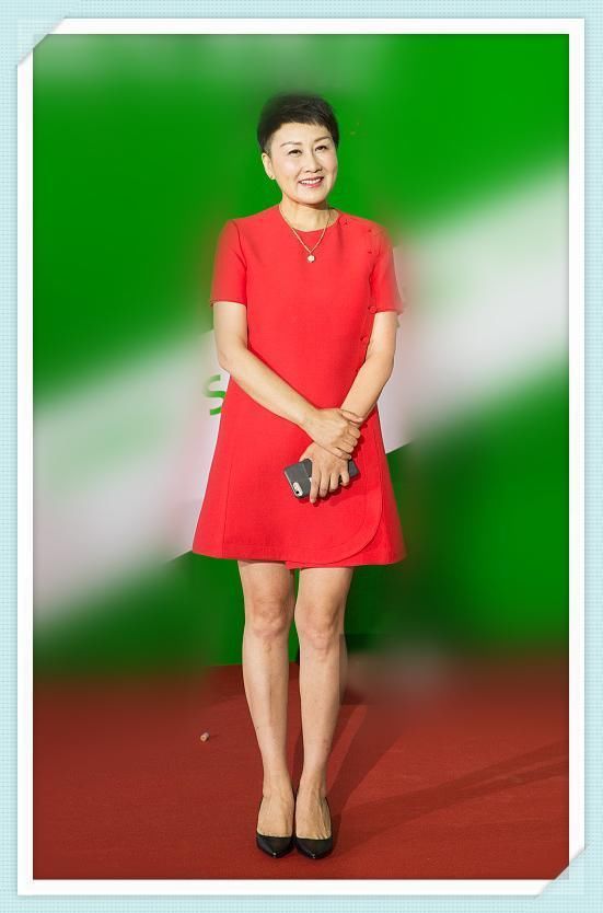 张凯丽56岁，关之琳也56岁，二人同穿红色裙，差距竟如此尴尬？