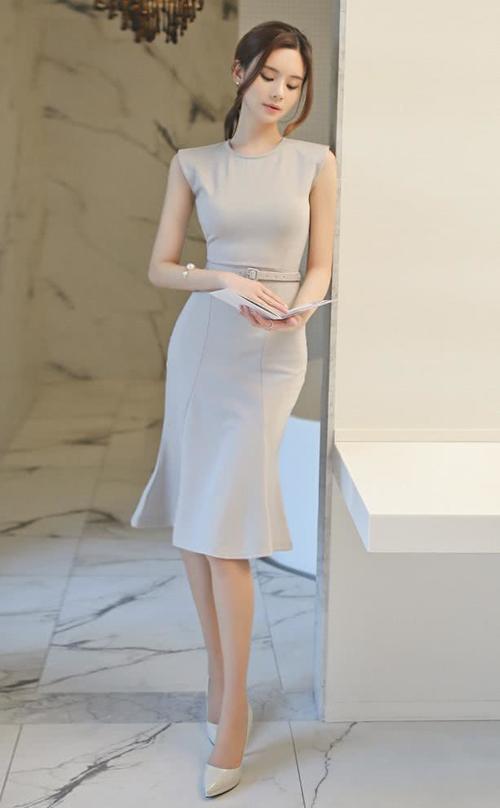 鱼尾连衣裙碰上裸色高跟鞋，必定撞出一个极致优雅的你！