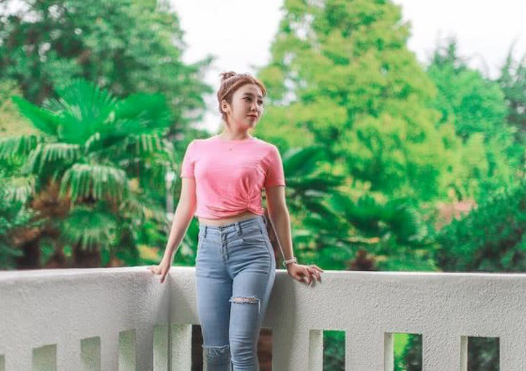 气质女神搭配紧身牛仔裤，是那么的引人注目！