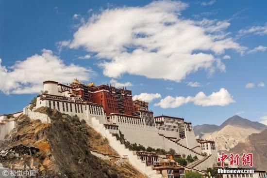 布达拉宫进入年度粉刷季 民众自发参与获外籍游客点赞