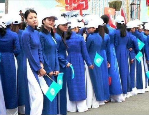 游客去越南旅游,进入了“情人市场”,导游:到时候就怕你出不来