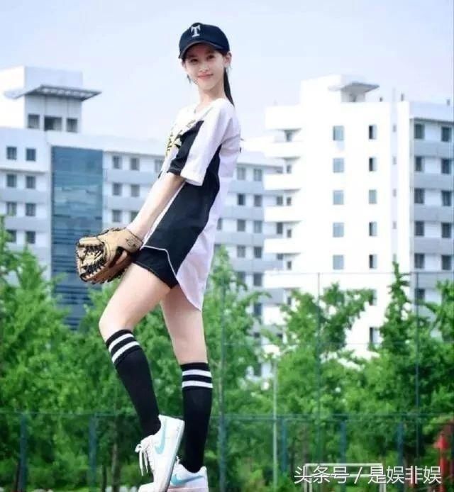 女星爱袜子外穿:杨幂杨颖时髦，鞠婧祎罕见，我就服迪丽热巴