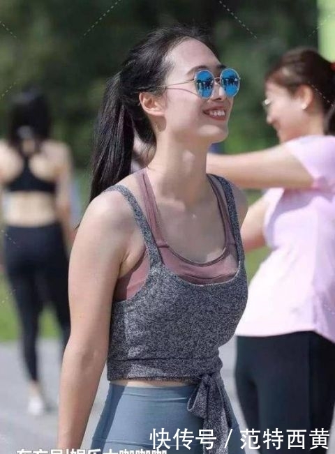  『瑜伽裤』街拍：娇小玲珑的小姐姐，一件白色衬衫配黑色短裙，时尚完美身姿
