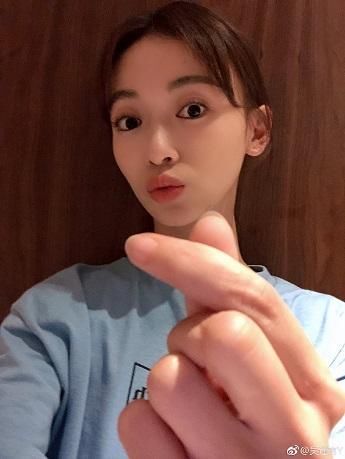 “社会你魏姐”吴谨言发文向央视节目组道歉，网友：且行且珍惜吧