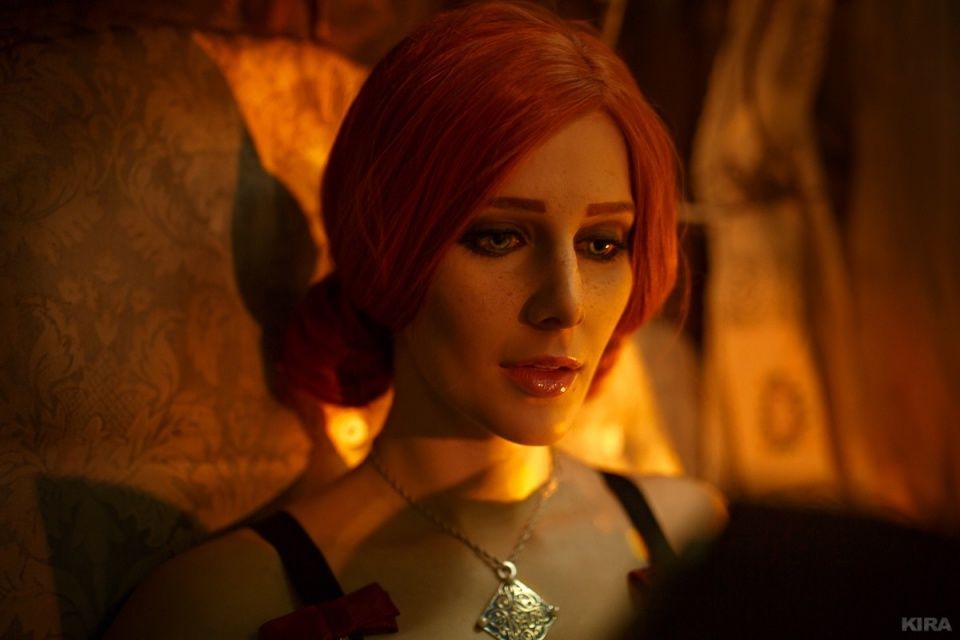 俄罗斯美女COS《巫师3》特莉丝 性感妩媚美腿勾人