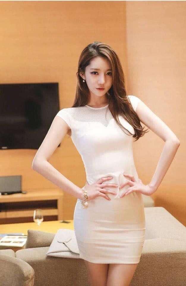 街拍:身材苗条的女神，超短裙不仅太短又太紧，还被挤出痕