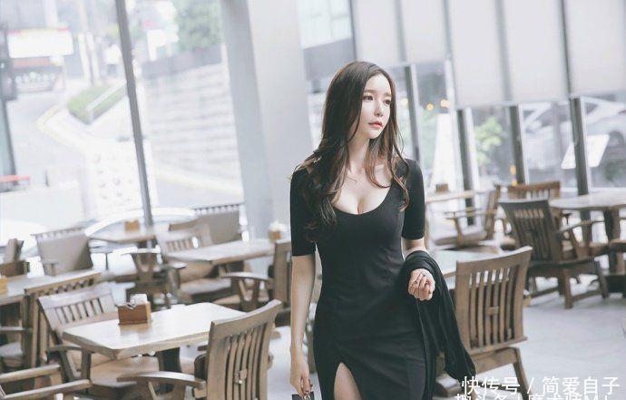 「 真好」开叉黑裙衬托妩媚身姿，真好看，街拍：冷艳又精致的气质美女