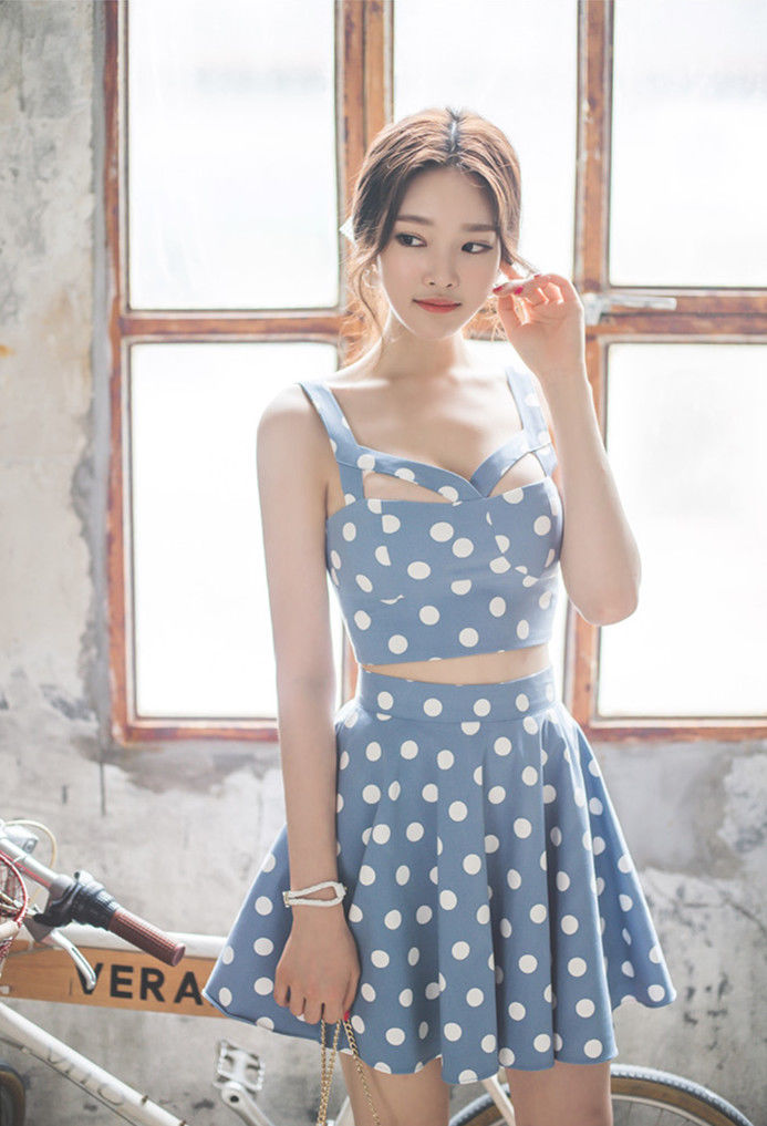 身穿浅蓝色波点裙的朴正允，青春洋溢，这套衣服太减龄了