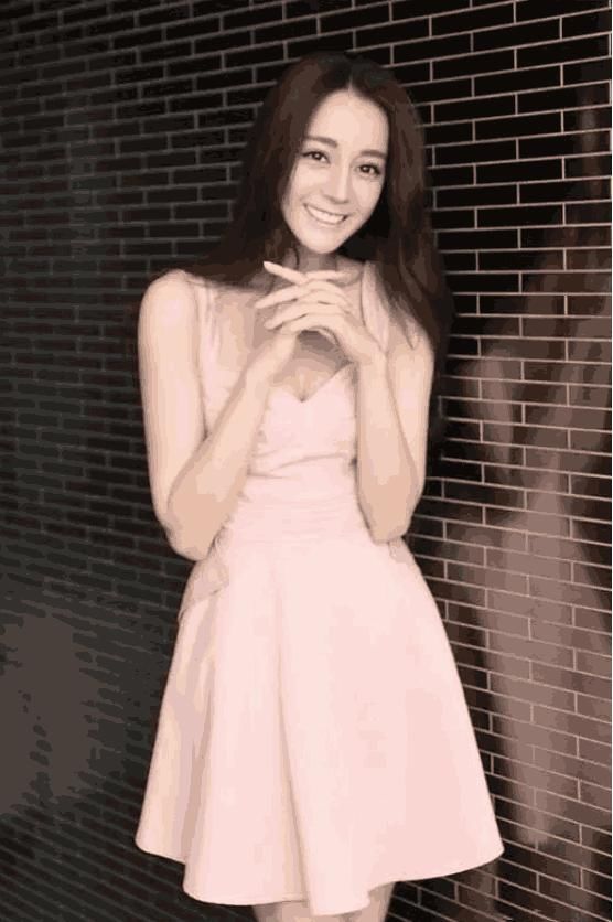 性感VS骨感，她和迪丽热巴穿吊带裙，谁的身材更好？