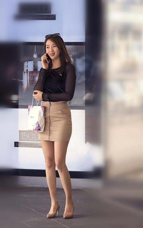 路人街拍，长相清秀的小姐姐，穿着简单又出众，洋溢着青春的气息