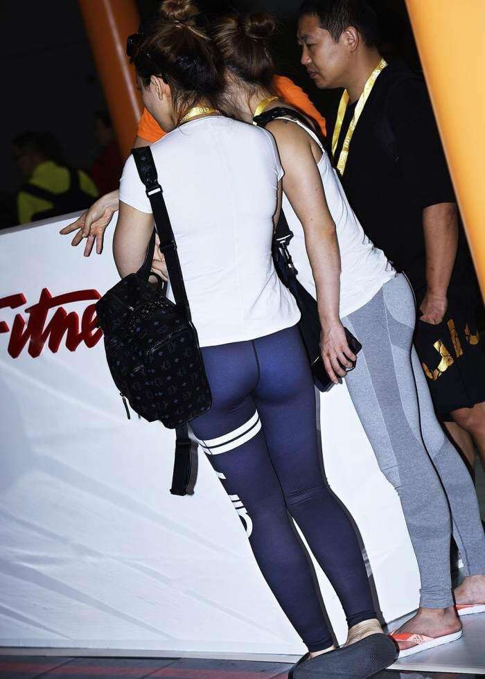 街拍: 穿紧身裤的小姐姐, 这么穿其实也挺尴尬的