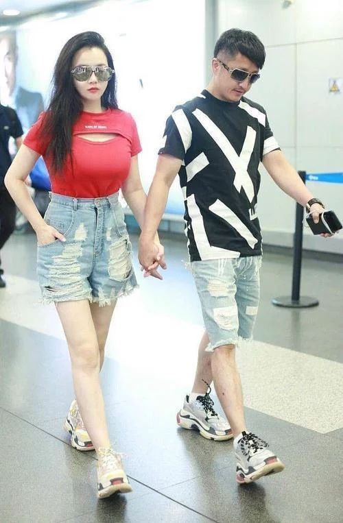 戚薇夫妇太潮了，能跟他们媲美的，估计只有冉莹颖了吧?