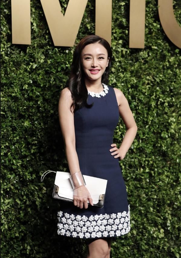 秦岚亮相活动超有范，网友:气质无敌可是这脸崩的也太快了!