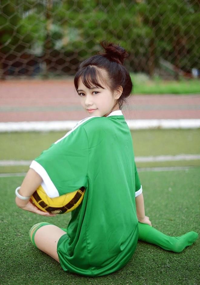 性感足球宝贝甜美俏皮球场写真图片