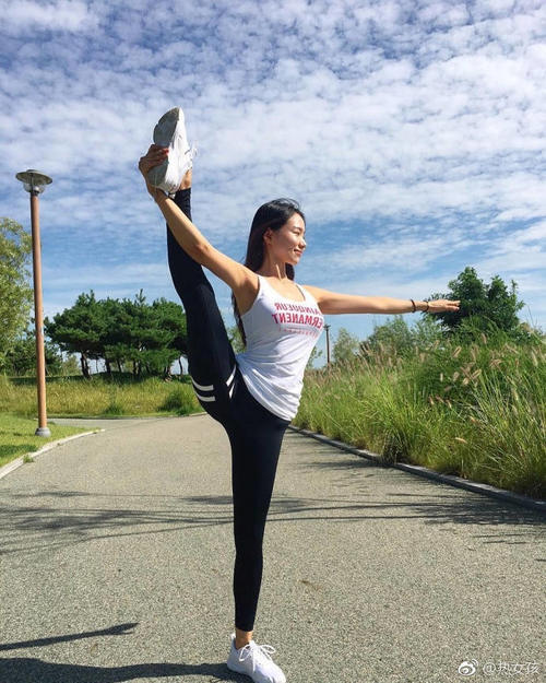 街拍: 小姐姐穿了件吊带背心，素颜更能显出青涩的小女人味!