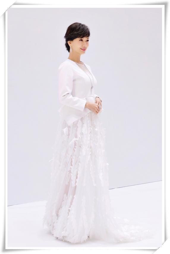 赵雅芝终于不扮嫩,蕾丝上衣老态尽显,网友:这才是63岁该有的样