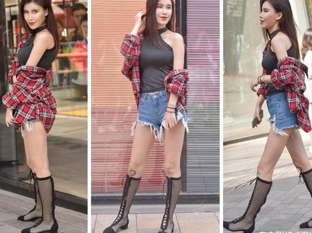 美女身穿破烂的超短热裤，用黑色短渔网袜打底，这样的穿搭少见！