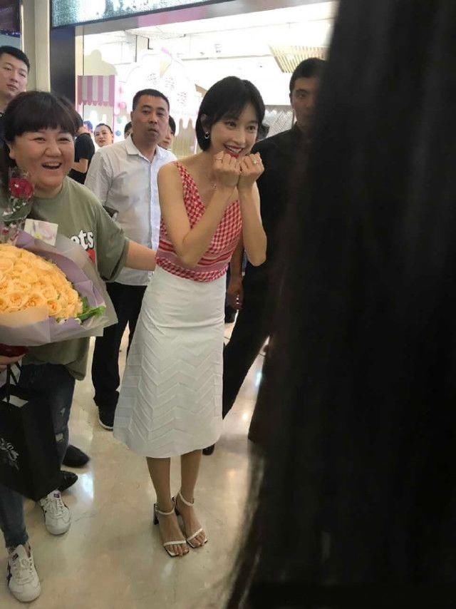 张俪这么瘦，怎么也有赘肉?网友:这裙子谁穿都显小肚子!