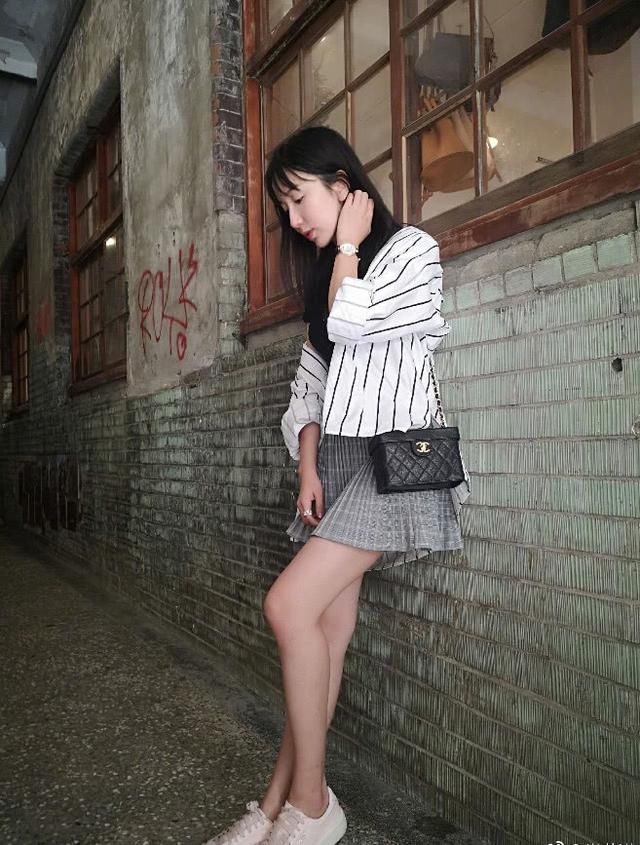 娄艺潇黑色长裙露美背,侧面照引发网友热议:想不到这么有料!