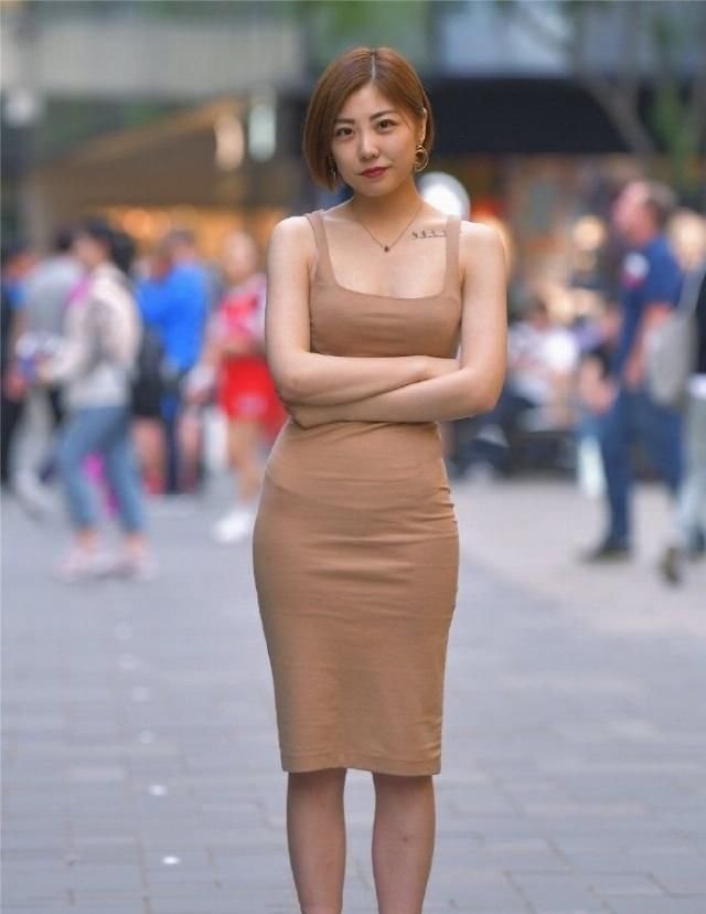 「气质」美女街拍纯色系列的吊带裙,被美女们穿的优雅气质,美得高级