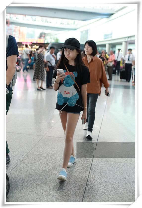 12岁李嫣穿短裤腿长竟超过1米，网友直呼：王菲基因好强大！