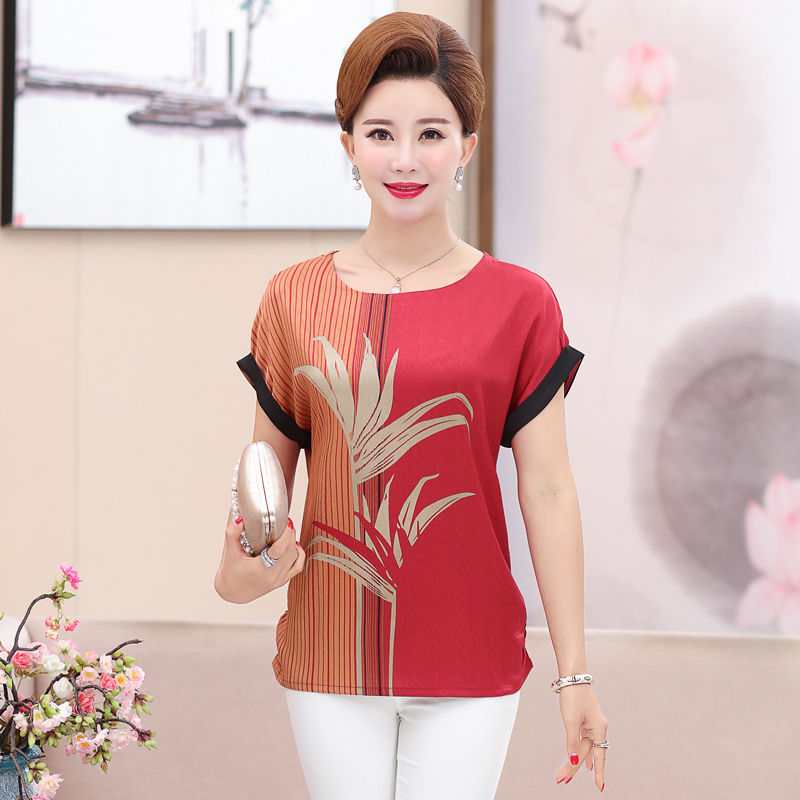 60岁妈妈真会打扮，穿上今年特流行的妈妈装，简直美炸全场