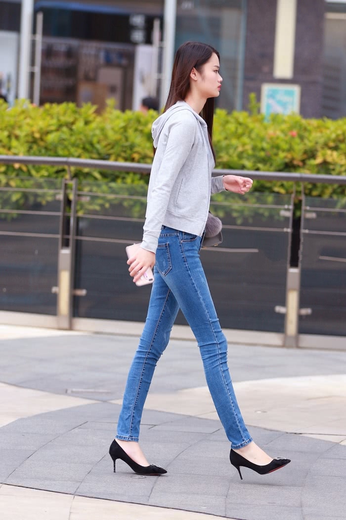 街拍：牛仔裤不只显瘦，还特显高啊，显瘦大长腿让人羡慕不已