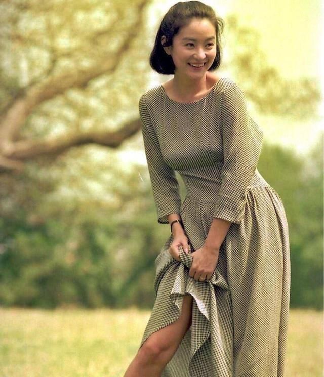 林青霞这一身放在哪都是经典，如今看，可是流行了一个世纪
