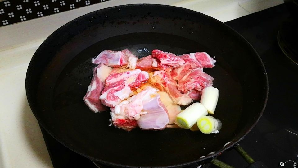牢记:炖羊肉汤时,直接下锅炖就错了,牢记3个小秘诀,肉嫩汤白无膻味