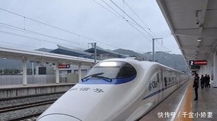 下车抽烟高铁开走了怎么办?追车太傻了,跟乘务员说一句话就搞定