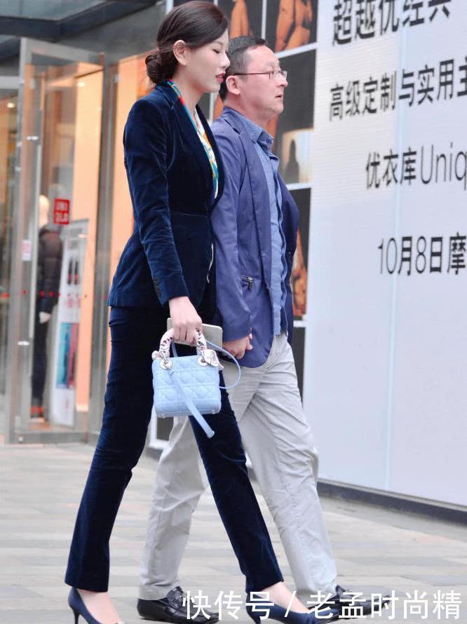  「气质」街拍：金丝绒的深蓝色西装,搭配深蓝色尖头细跟鞋,搭配出气质美