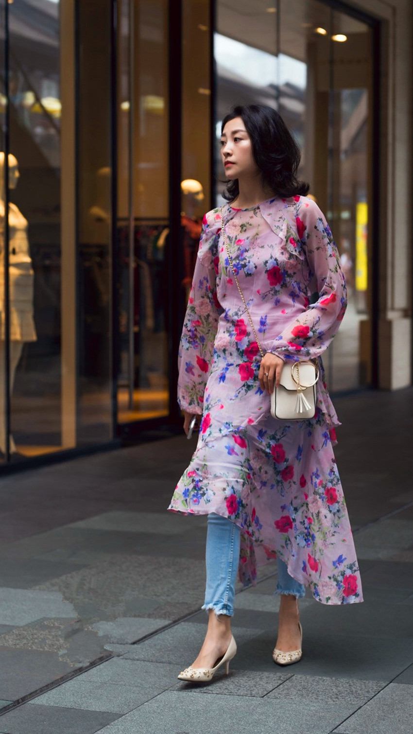 大方时尚的紧身裙美女尽显女神魅力，露出性感的好身材！