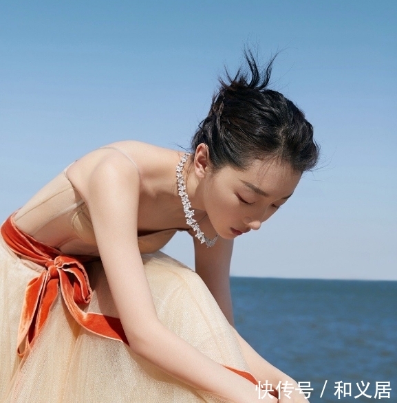  「裸色」周冬雨穿裸色纱裙大秀美背 肤白貌美娇俏可人