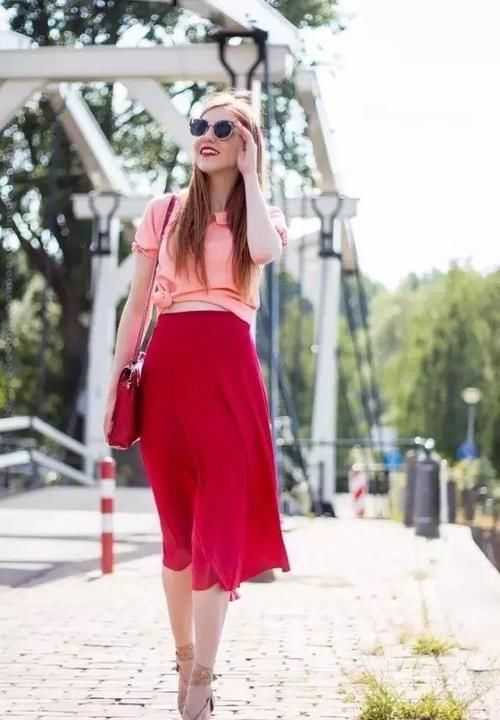 微胖女孩搭配秘籍，T恤+裙子让你美出新高度！