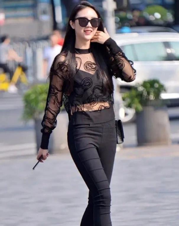  秋月|街拍：皎若秋月的美女，一件白色短袖配漏洞牛仔裤，时尚靓丽气息