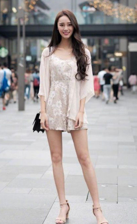 『身穿』街拍:美女身穿亮片裙背,长发披肩,温婉可人