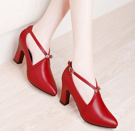 今年流行一种女鞋:高跟鞋，比小白鞋时髦优雅，美的惊艳迷人