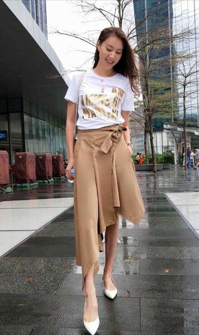  【迷人】谢杏芳林丹同框，谢杏芳一袭红裙搭配黑丝袜性感迷人，大长腿抢镜
