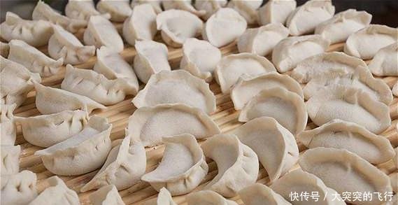  入适量@酸菜饺子怎样更好吃老师傅教你调馅加点“它”，比饭店的要好吃